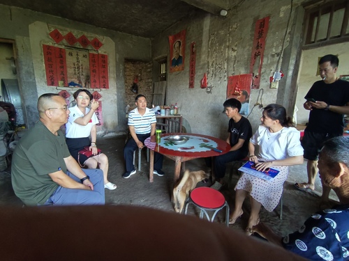走访慰问现场照（刘磊） (3).jpg