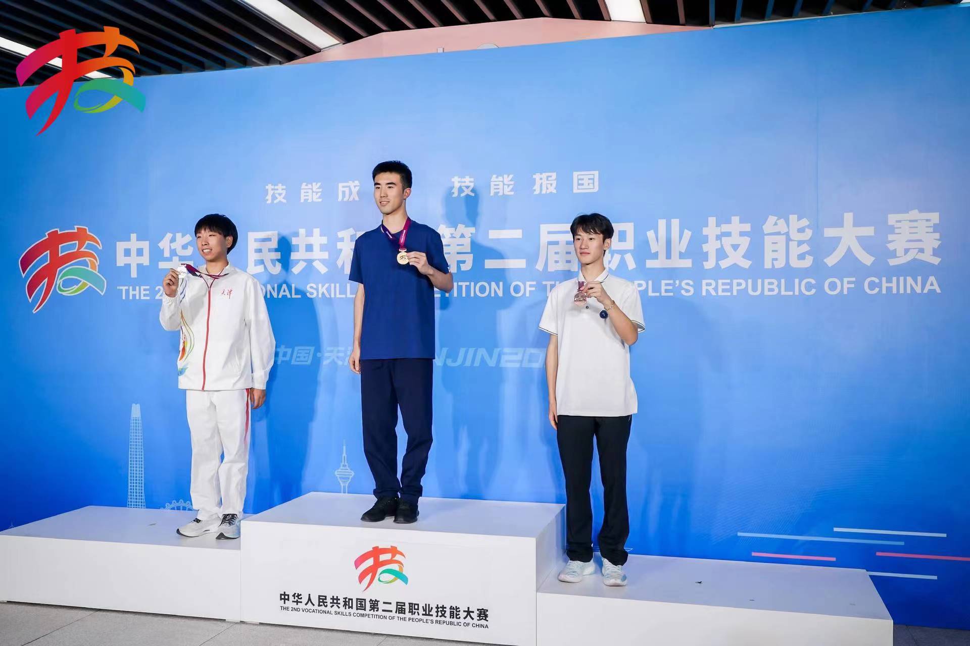 1、（颁奖现场，右一为袁森）.jpg