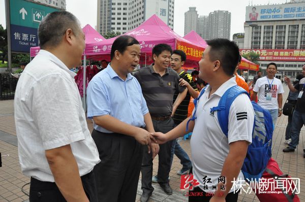 nEO_IMG_三、院长刘望在株洲火车站迎新点与2014级新生亲切握手