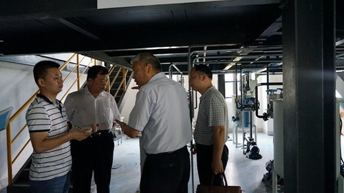 记者阳锡叶在实训基地现场采访我校领导