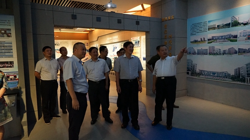 3、田卫军副市长一行参观学院校史馆