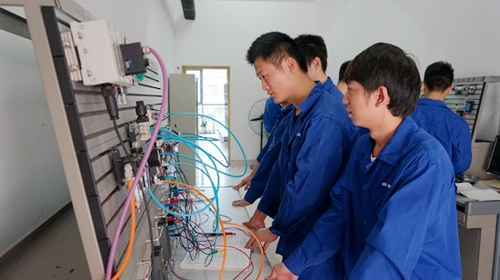 液压与电气课堂，同学们正在上实训课，纸上得来终觉浅，实际操作强技能