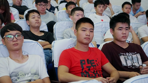 书记的讲话深入同学们的心中，滋润同学们的情怀
