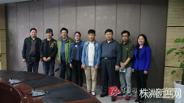 nEO_IMG_湖南化工职业技术学院党委书记刘望与洛桑卓嘎及老师、同学一同合影