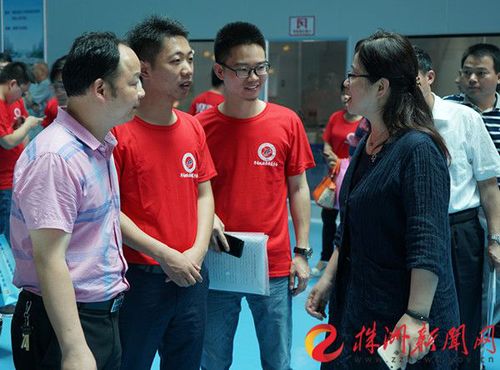 副厅长应若平与学校校友交谈，了解校企合作情况。