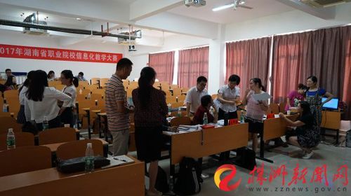 专家与各参赛团队进行面对面交流、辅导、答疑。