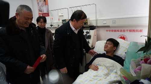 湖南化工职业技术学院党委书记刘望、校长王雄伟、副校长胡颖蔓带队看望捐献造血干细胞的李超同学