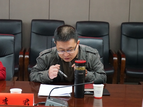 李君