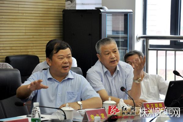 nEO_IMG_学院党委书记刘望、院长王雄伟向省领导汇报学院情况