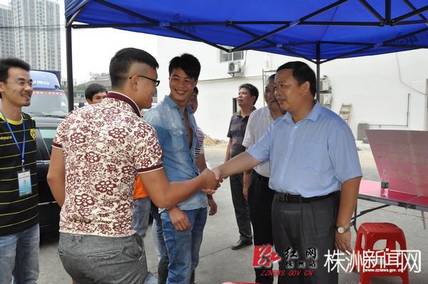 nEO_IMG_六、院长刘望在中心汽车站迎新点与2014级新生亲切握手