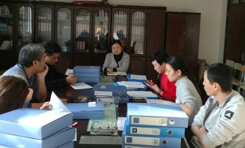 学工处欧彦麟副处长现场指导贫困生认定复核工作。