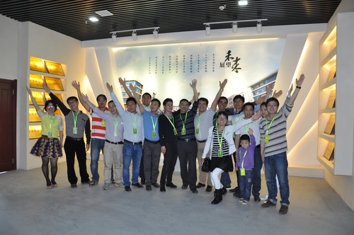 6、机电中四班参观校史馆合影1
