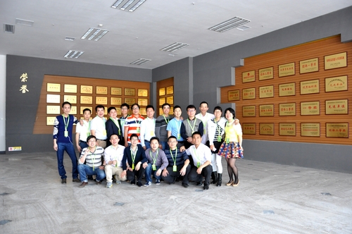 8、机电参观校史馆合影3