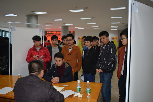 佛山优合化工向大成校友展位前与学生交流