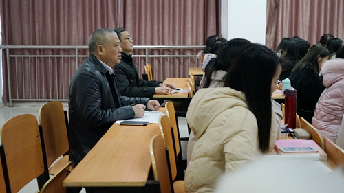 党委副书记、校长王雄伟教授在李菡老师的思政课堂听课